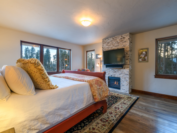 5 bedroom plus loft 10 min walk to Peak 8